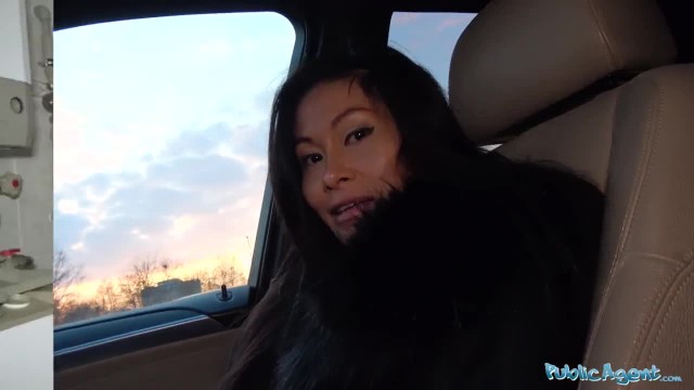 Тайская милфа повелась на деньги и теперь трахается в машине